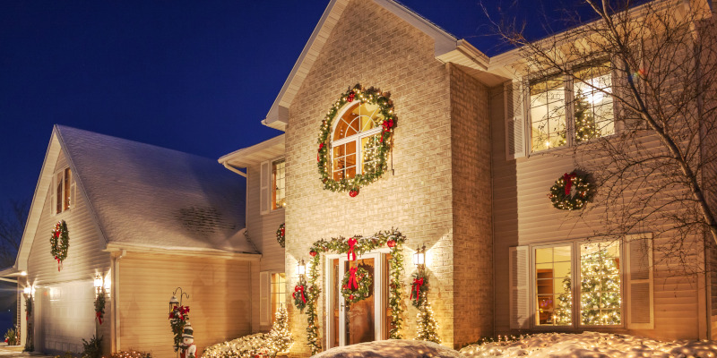 Pros and Cons: Professional Christmas Lighting Installation vs. the DIY Method