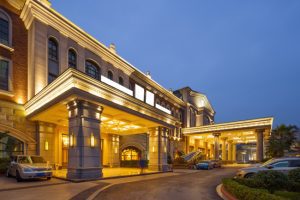 Why Exterior Hotel Cleaning Is Crucial for Attracting Guests