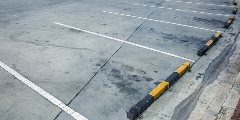 Signs Your Business Needs Parking Lot Washing
