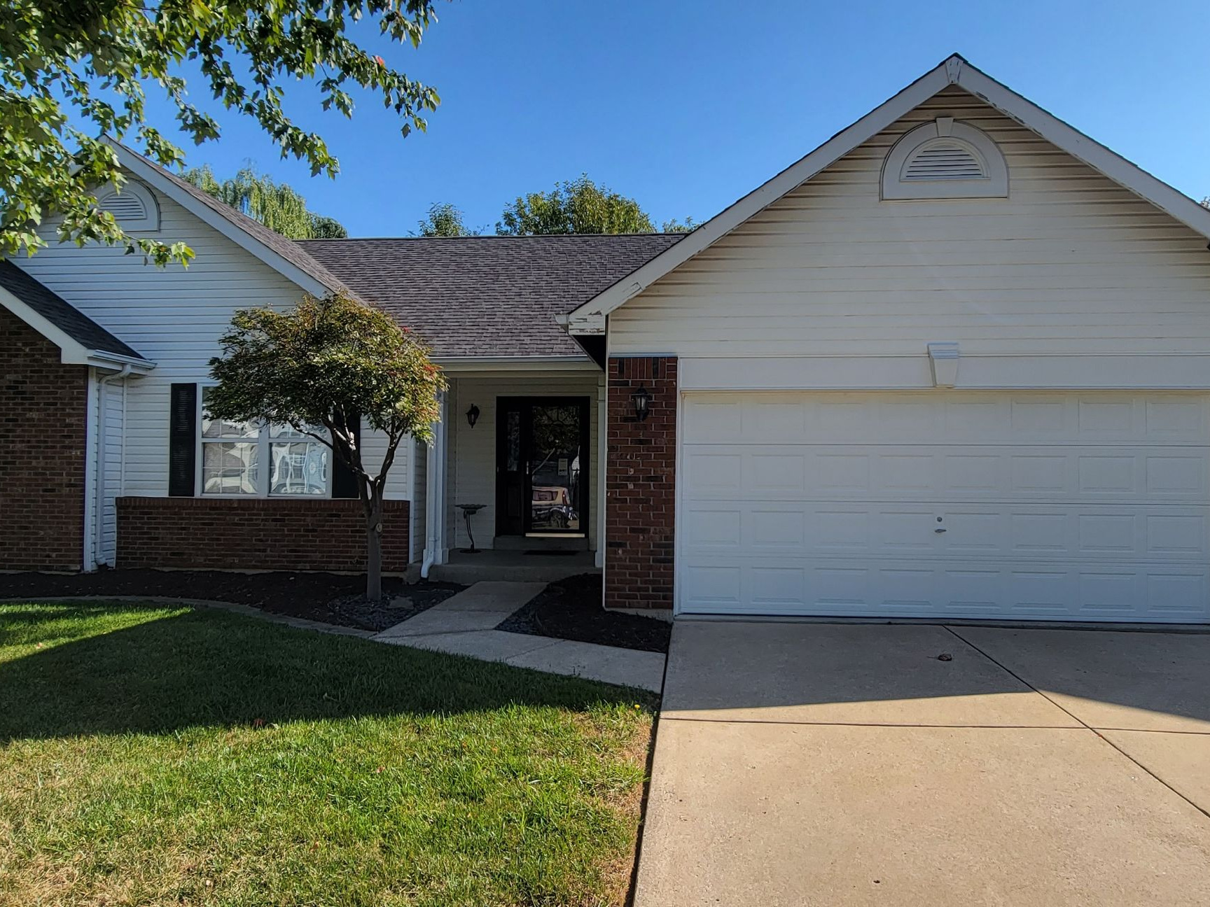 O'Fallon home with clean brick and siding after a soft wash