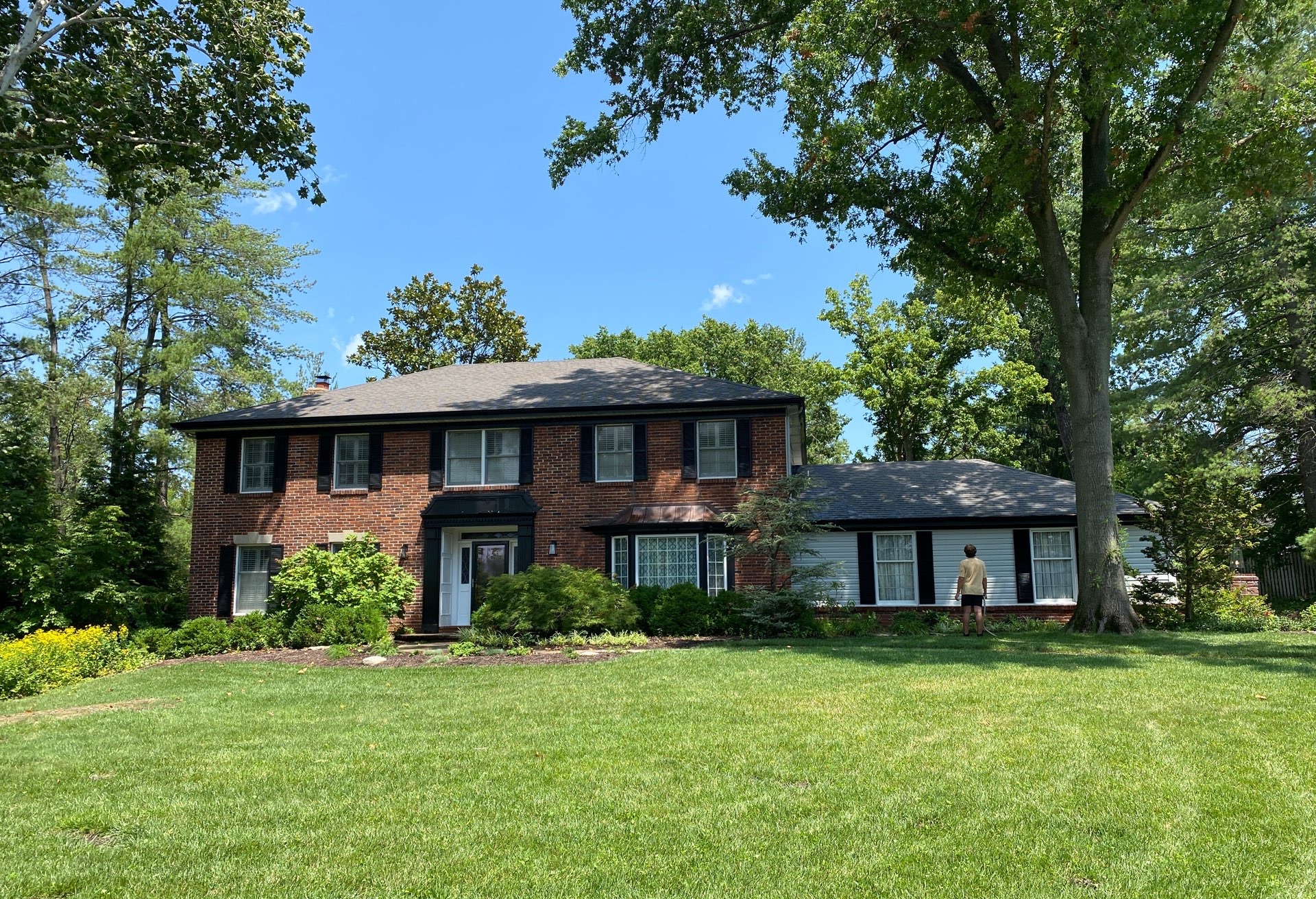 Creve Coeur home with clean brick and siding exterior