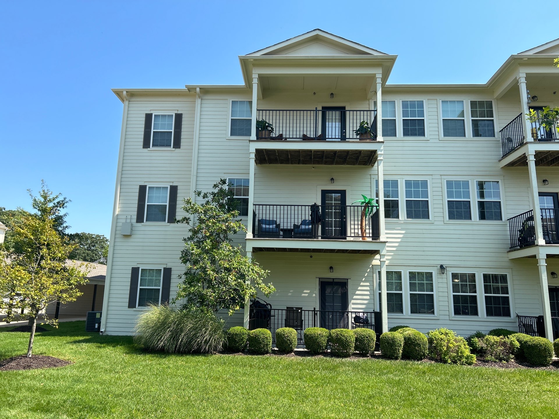 Apartment building with clean siding after soft washing